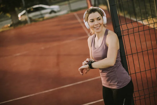 Darbe Açık Fitness Akıllı Izle Cihaz Üzerinde Kontrol Sportwoman — Stok fotoğraf