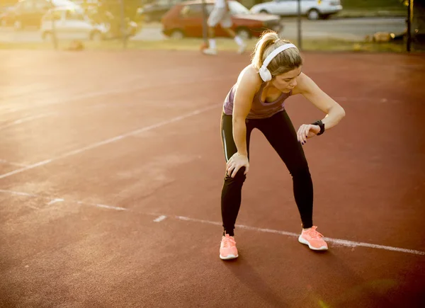 Darbe Açık Fitness Akıllı Izle Cihaz Üzerinde Kontrol Sportwoman — Stok fotoğraf