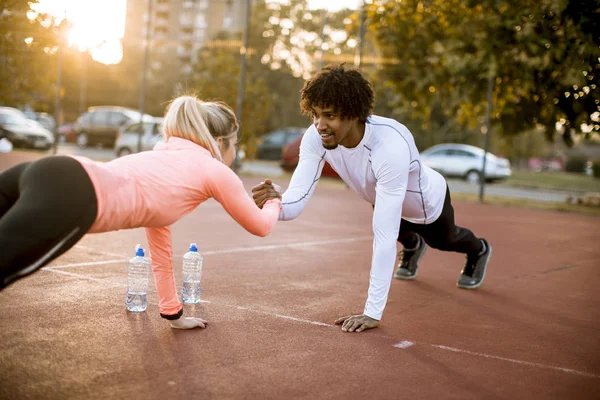 Lächeln Multirassische Paar Beim Training Freien — Stockfoto