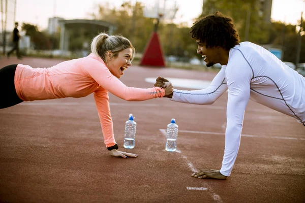 Ler Multiracial Par Träning Utomhus — Stockfoto