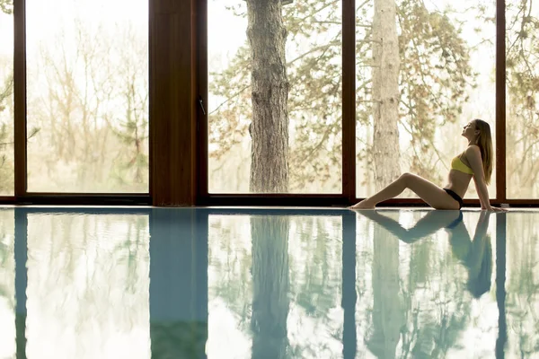 Pretty Young Woman Sitting Swimming Pool — Stock Photo, Image