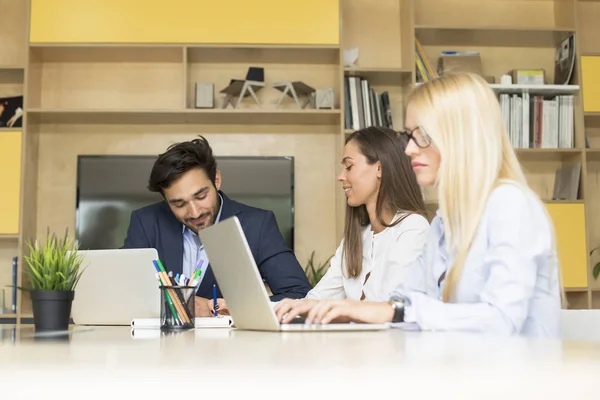 Equipo Empresarial Animado Trabajando Juntos Para Lograr Mejores Resultados — Foto de Stock