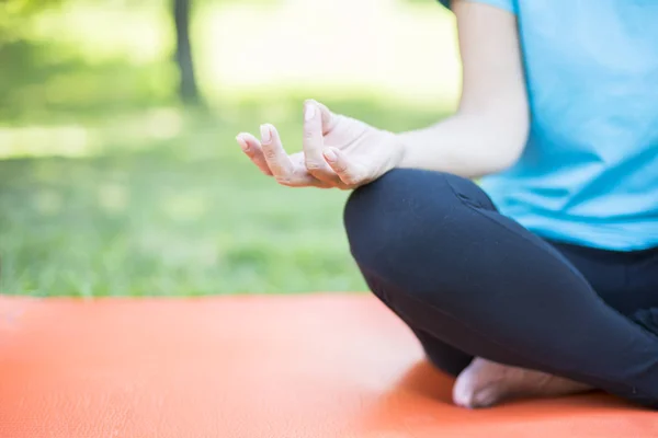 Senior Vrouw Lotus Staat Een Gras Park — Stockfoto