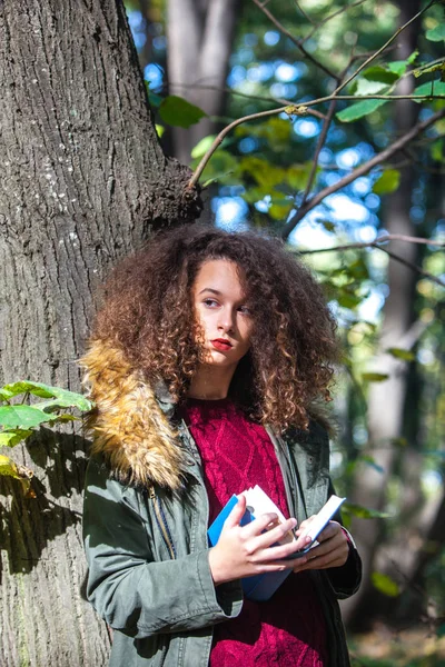 Портрет Кудрявой Девочки Подростка Читающей Книгу Осеннем Парке — стоковое фото