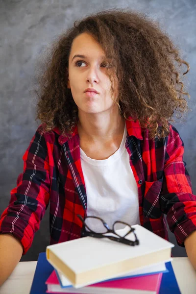 Portrait Cheveux Bouclés Adolescent Fille Dessus Livre Repos — Photo