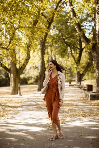 Glückliche Junge Frau Benutzt Schönem Tag Handy Herbstpark — Stockfoto