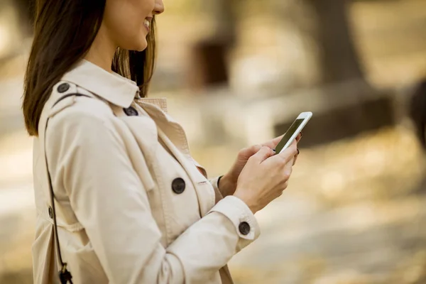 Mujer Joven Feliz Usando Teléfono Celular Parque Otoño Hermoso Día — Foto de Stock