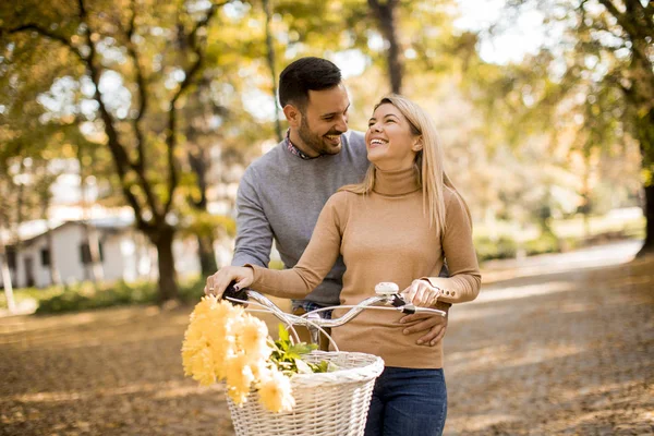 Aktivní Mladý Pár Těší Společně Romantické Chodit Kole Zlaté Podzimní — Stock fotografie