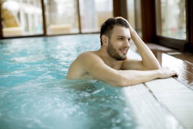 Yakışıklı delikanlı rahatlatıcı spa sıcak küvette