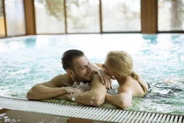 Spa sıcak küvette çift rahatlatıcı sevgi dolu