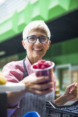Kadın kıdemli portresi ahududu piyasada satıyor