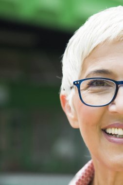 İyi görünümlü kadın kıdemli portresi