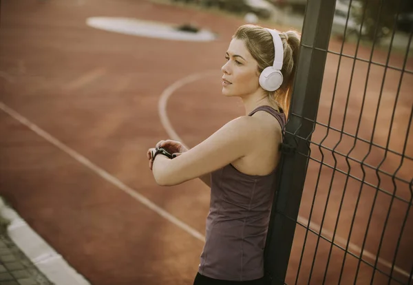 Darbe Açık Fitness Akıllı Izle Cihaz Üzerinde Kontrol Sportwoman — Stok fotoğraf