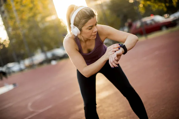 Sportlerin Überprüft Puls Fitness Smartwatch Gerät Freien — Stockfoto