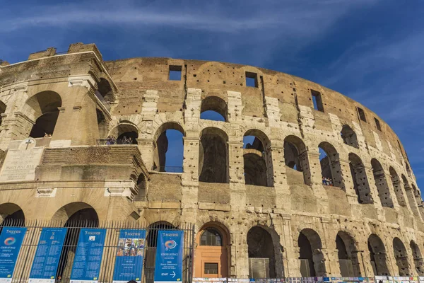 ローマ イタリア 2018 ローマのコロシアムで不明の人 それはローマとイタリアの最も顕著な陸標であります コロッセオは ローマの街の中心部に楕円形円形闘技場 — ストック写真