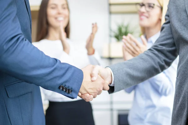 Nahaufnahme Eines Handschlags Von Geschäftsleuten Zum Abschluss Eines Treffens — Stockfoto