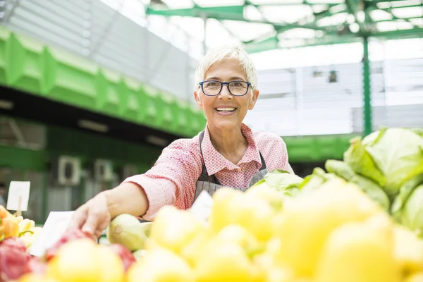 Портрет Пожилой Женщины Продает Органические Овощи Рынке — стоковое фото
