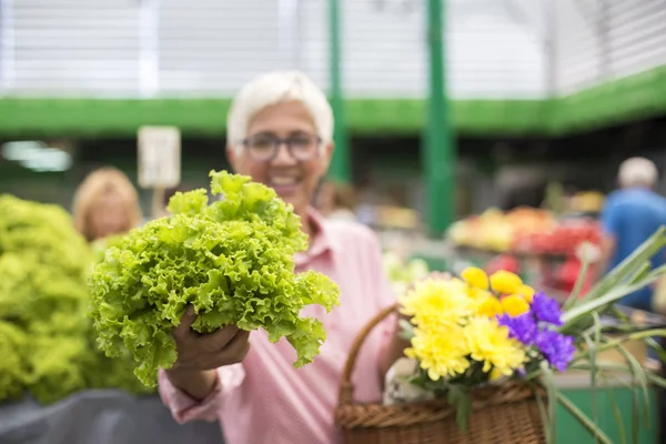 Portrait Senior Woman Holds Basket Flowers Buys Lettuce Market — Stock Photo, Image