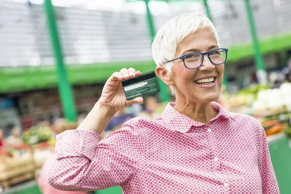 Portrait Senior Woman Holds Credit Card Market — Stock Photo, Image