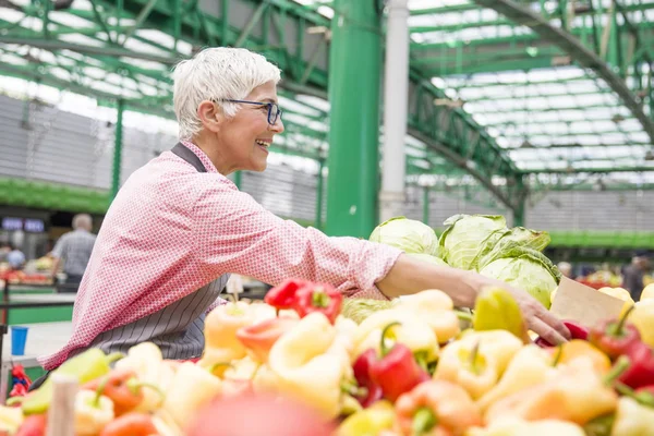 Senior Kvinna Säljer Ekologiska Grönsaker Marknaden — Stockfoto