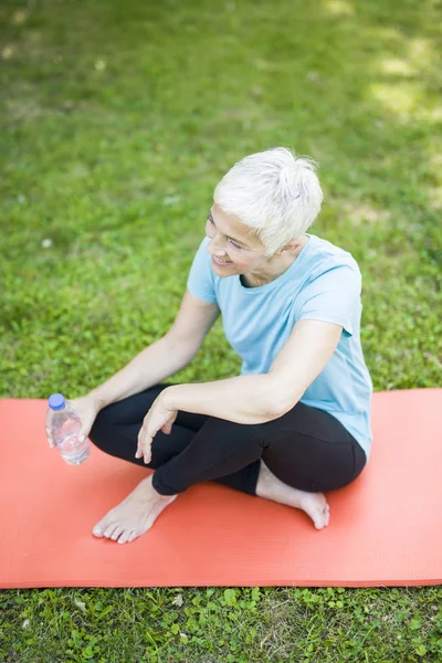 Seniorin Sitzt Und Ruht Nach Training Park — Stockfoto