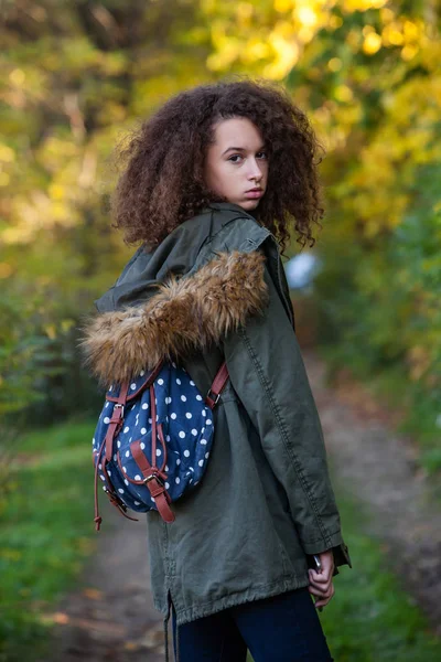 Portrét Dospívající Dívka Pózuje Podzim Park — Stock fotografie