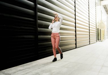 Cep telefonu açık bir kopma kullanarak genç iş kadını portresi