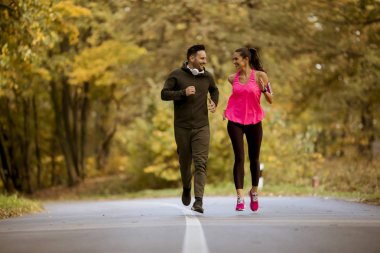 Koşu ve sonbahar doğa çevre egzersiz gençler