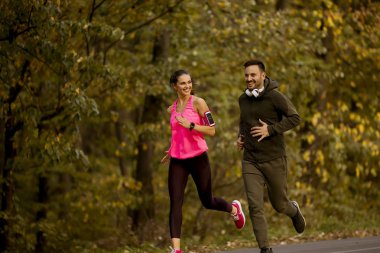 Koşu ve sonbahar doğa çevre egzersiz gençler