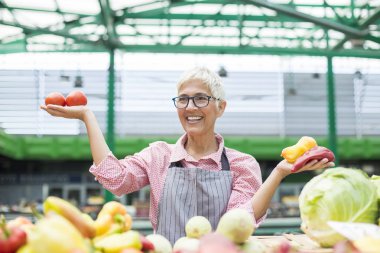 Kadın kıdemli portresi Pazar organik sebze satan