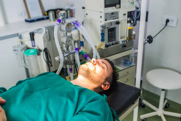 Jovem Deita Mesa Cirurgia Clínica — Fotografia de Stock