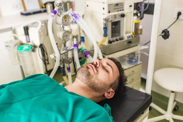 Jovem Deita Mesa Cirurgia Clínica — Fotografia de Stock