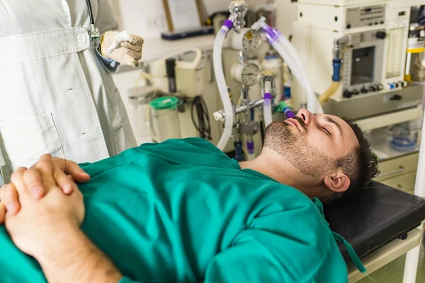 Giovane Uomo Sdraiato Sul Tavolo Operatorio Della Clinica — Foto Stock