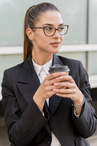 Porträtt Ung Affärskvinna Med Mobiltelefon Och Dricka Kaffe Rast Utomhus — Stockfoto