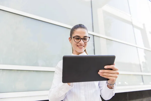 Mujer Bastante Joven Con Tableta Digital Junto Pared Del Edificio — Foto de Stock