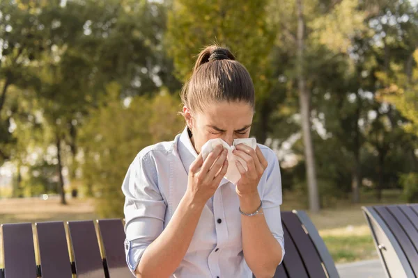 Young Woman Sneezing Outdoor While Having Allergy — Stock Photo, Image