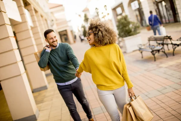 Mladá Cheerfull Pár Chodit Ulici Nákupní Tašky — Stock fotografie