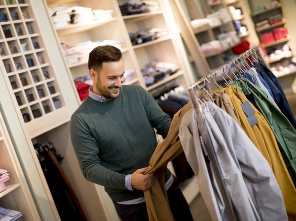 Retrato Joven Animado Mirando Ropa Para Comprar Tienda — Foto de Stock