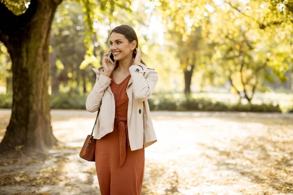 Glückliche Junge Frau Benutzt Schönem Tag Handy Herbstpark — Stockfoto