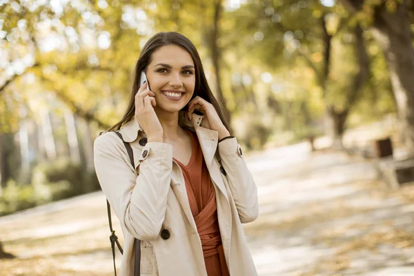 Счастливая Молодая Женщина Использует Мобильный Телефон Осенний Парк Прекрасный День — стоковое фото