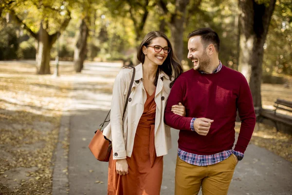 Loving Young Woman Man Walking City Park Holding Hands — Stock Photo, Image