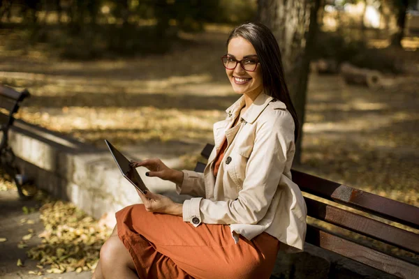 Vrouw Zit Bankje Park Het Najaar Weer Met Behulp Van — Stockfoto