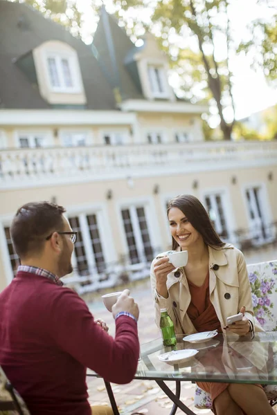 Ver Pareja Joven Divirtiéndose Mientras Están Sentados Juntos Café Ciudad — Foto de Stock