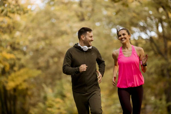 Junge Leute Joggen Und Turnen Herbstlicher Natur — Stockfoto