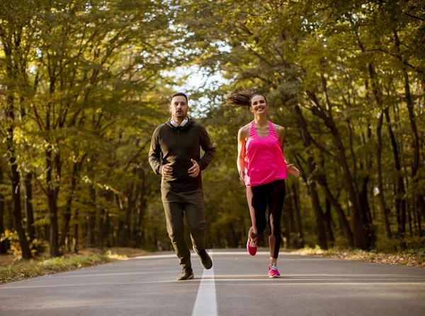 Sportovní Dvojice Společně Běží Lesní Cestě Podzim — Stock fotografie