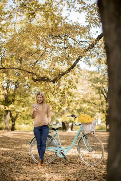 Весела Молода Жінка Велосипедом Допомогою Смартфона Осінньому Парку — стокове фото