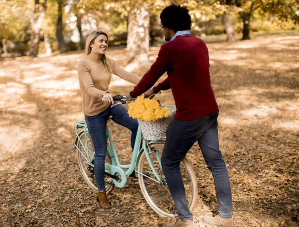 Couple Multiracial Avec Vélo Debout Dans Parc Automne — Photo