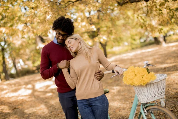 Casal Multirracial Com Bicicleta Parque Outono — Fotografia de Stock