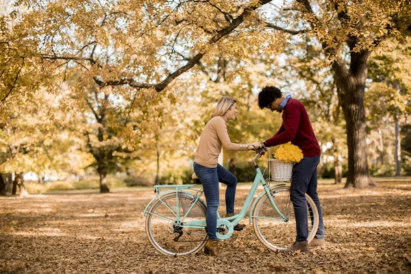 Çok Irklı Çift Bisiklet Ayakta Sonbahar Park Ile — Stok fotoğraf