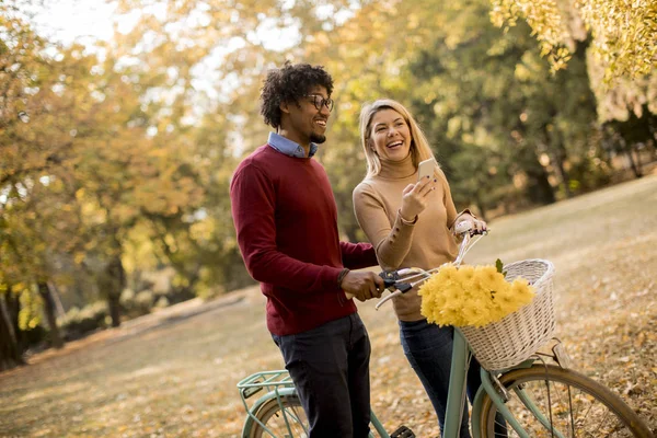 Casal Multirracial Com Bicicleta Parque Outono — Fotografia de Stock